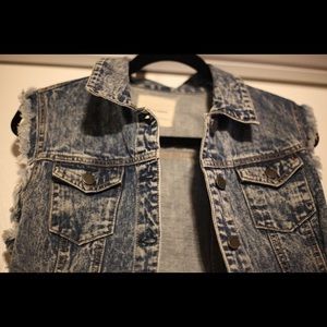 Sleeveless Jean jacket
